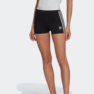 Black and white Classic traceable biker shorts